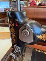 VICTORIA shuttle sewing machine with case - 4