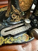 SINGER shuttle sewing machine with case - 3