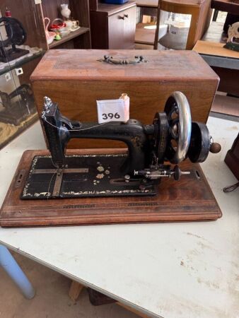 Unbranded shuttle sewing machine inlaid with MOP - with case