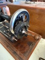 Unbranded shuttle sewing machine inlaid with MOP - with case - 2