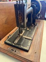 Unbranded shuttle sewing machine inlaid with MOP - with case - 3