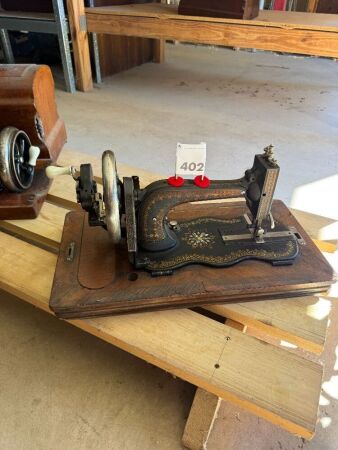 Unbranded shuttle sewing machine - no case