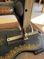 Unbranded shuttle sewing machine - no case - 4