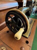 Unbranded shuttle sewing machine inlaid with MOP - with case - 4