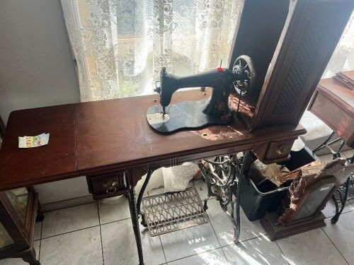 Singer Treadle Sewing Machine with Lid