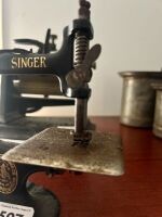 Miniature Singer sewing machine - 3