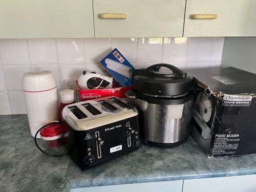 Assorted kitchen appliances