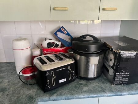 Assorted kitchen appliances