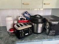 Assorted kitchen appliances