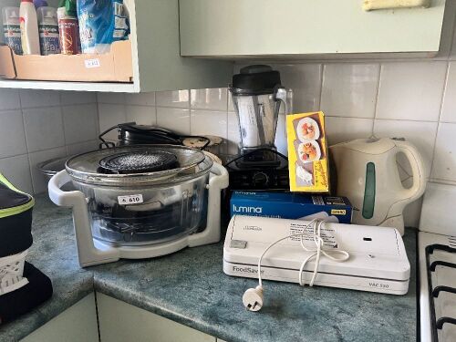 Assorted kitchen appliances