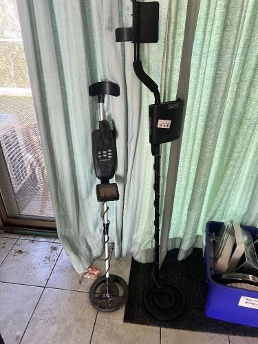 2x metal detectors