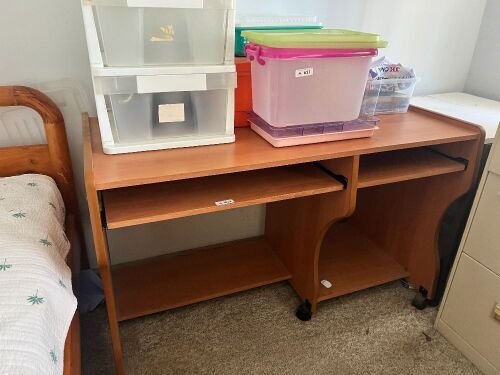 Computer desk on casters