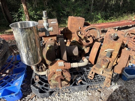 Pallet og vintage pumps and stationary engine