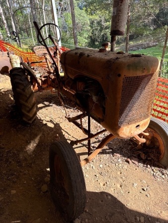 Vintage ALLIS CHALMERS B tractor