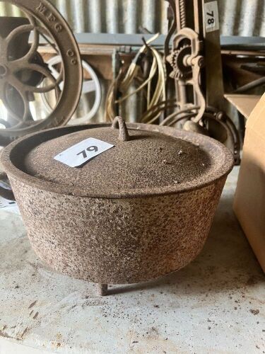 Cast iron camp oven