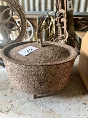 Cast iron camp oven