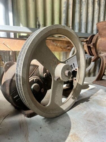 CALTEX UNIVERSAL piston pump
