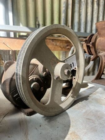 CALTEX UNIVERSAL piston pump