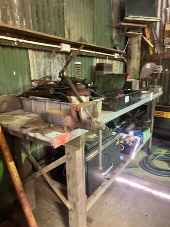 Workbench with vice