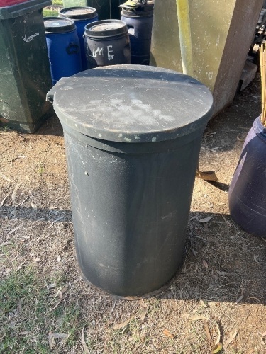 Plastic compost bin