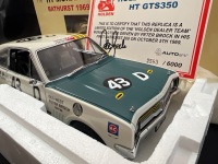 1969 Holden Monaro HT GTS350 #43D Peter Brock HDT - Hardie-Ferodo 500 - 2583/6000 - AUTOart - 86962 - Certificate Signed Peter Brock/Flyer signed Harry Firth PBC - 3