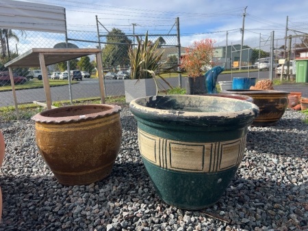 Green-Glazed Design Pot and Traditional Brown-Glazed Earthenware Dragon Pot