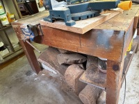 Square woodworkers bench - 2