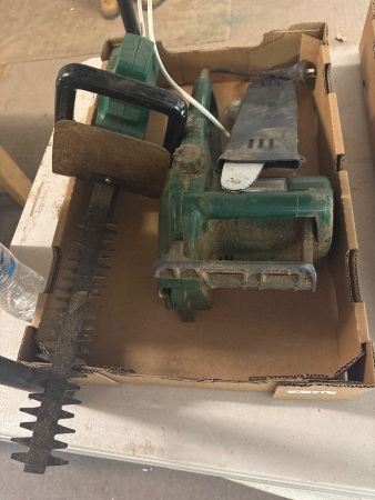Garden tools box lot