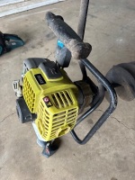 RYOBI 2-stroke hand operated posthole borer - 3