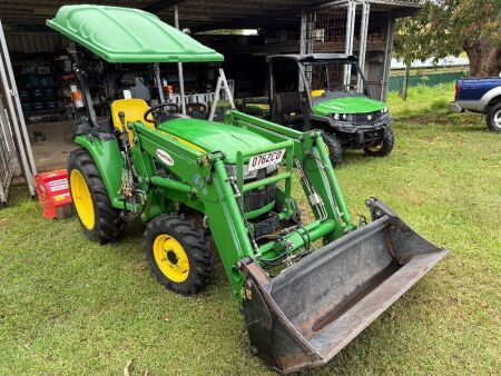 JOHN DEERE 3038E tractor with 4 in 1 bucket