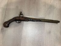 Antique flintlock/miquelet style pistols and matching dagger and sheath in felt lined wooden case - 8