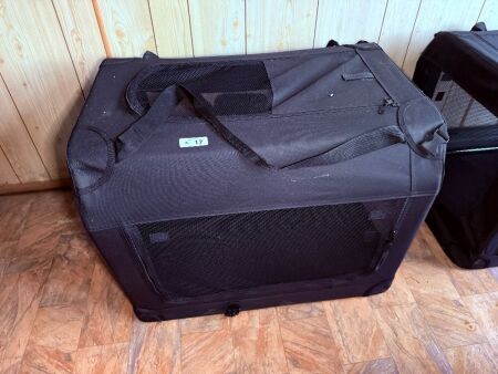 Collabsable canvas/mesh pet carrier/crate