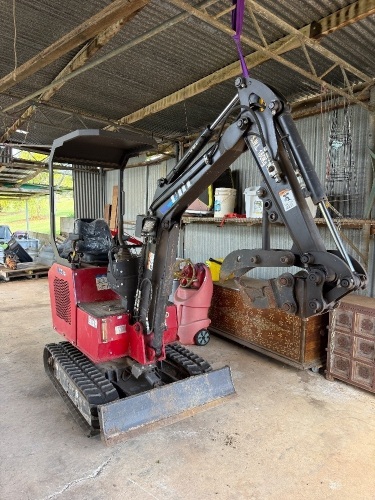 UME15 1.5t Clawler Excavator with 2x trencing buckets, borer attachment, auger, and rake