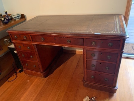 Victorian Mahogany 9 Drawer Kneehole Desk in Good Proprtions with Leather Inlaid Top