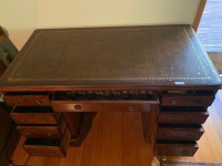 Victorian Mahogany 9 Drawer Kneehole Desk in Good Proprtions with Leather Inlaid Top - 3