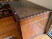 Victorian Mahogany 9 Drawer Kneehole Desk in Good Proprtions with Leather Inlaid Top - 4