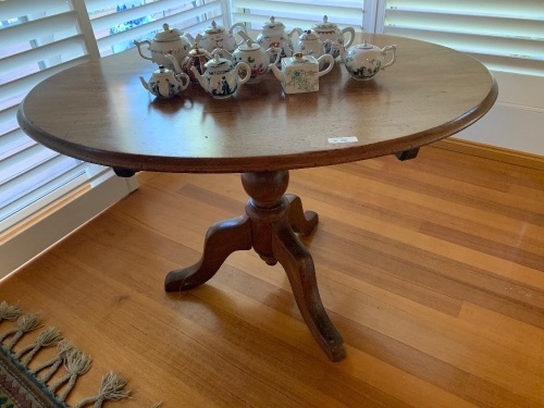 Victorian Mahogany Oval Breakfast Table on Tripod Legs