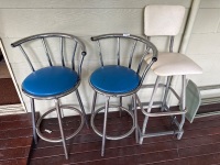 3x bar stools