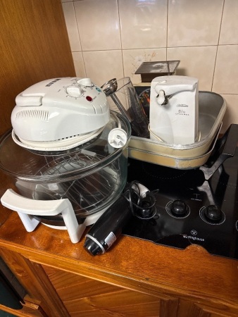 Assorted kitchen appliances