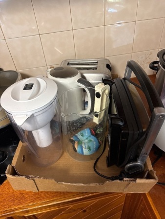 Assorted kitchen appliances