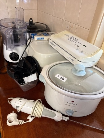 Assorted kitchen appliances