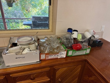 Bulk a lot of kitchen crockery glassware, etc