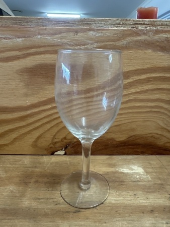 Restaurant style wine glasses 30+