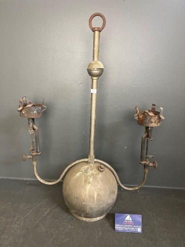 Two arm hanging oil lamp reservoir
