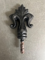 Four cast iron fleur de lis spike finials - 3