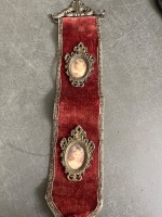 Brass horse brasses barrel bank and velvet portraits - 3
