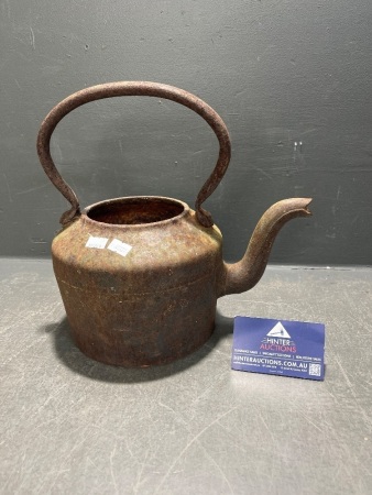 Rusty iron kettle lid missing