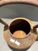 Rusty iron kettle lid missing - 4