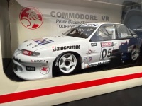 1995 Holden Commodore VR - # 05 Peter Brock - Tooheys 1000 - 4332 / 6000 - BianteB180401A - Certificate Signed Peter Brock - 3