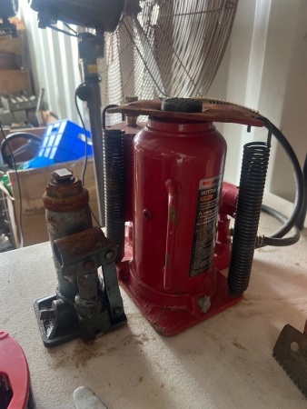 1 &times; 20-Tonne Hydraulic Bottle Jack & 1 &times; Additional Vehicle Jack